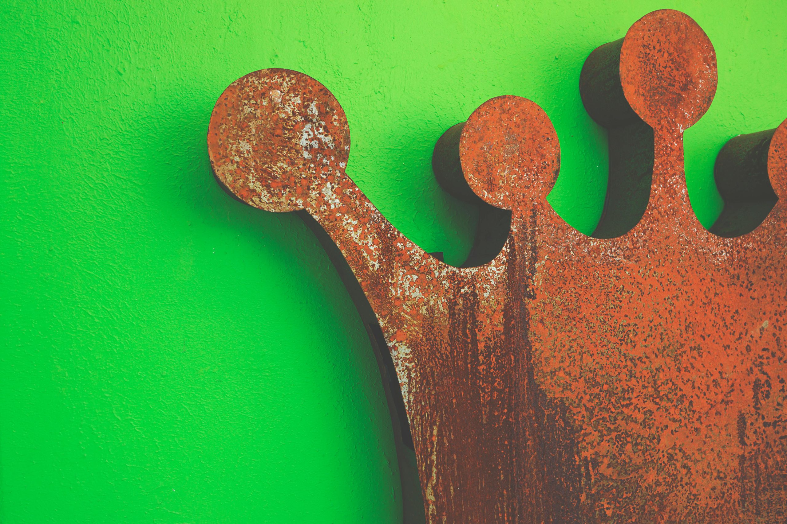 Content marketing strategy in 5 simple steps - image of a crown on a green background